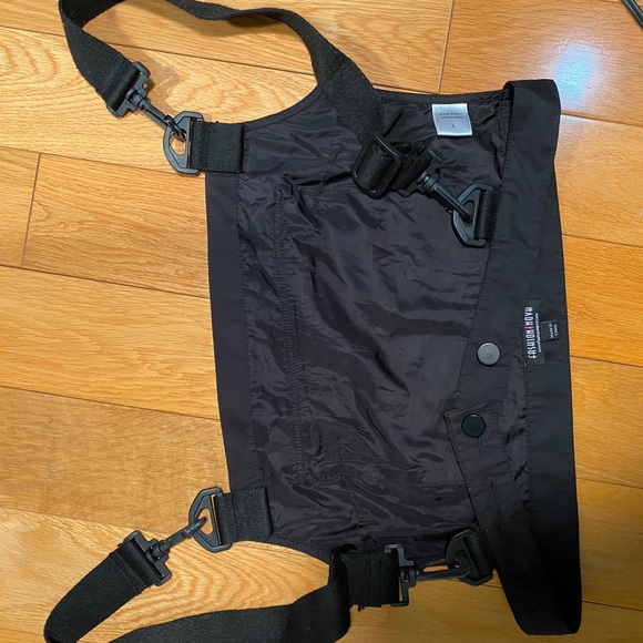 Fashion Nova utility like crop top - Picture 2 of 3